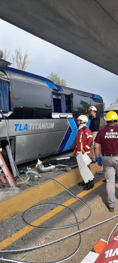 🚨🚌 Choque de autobús en la Autopista México-Puebla, a la altura del Puente de la María 🚨🚌